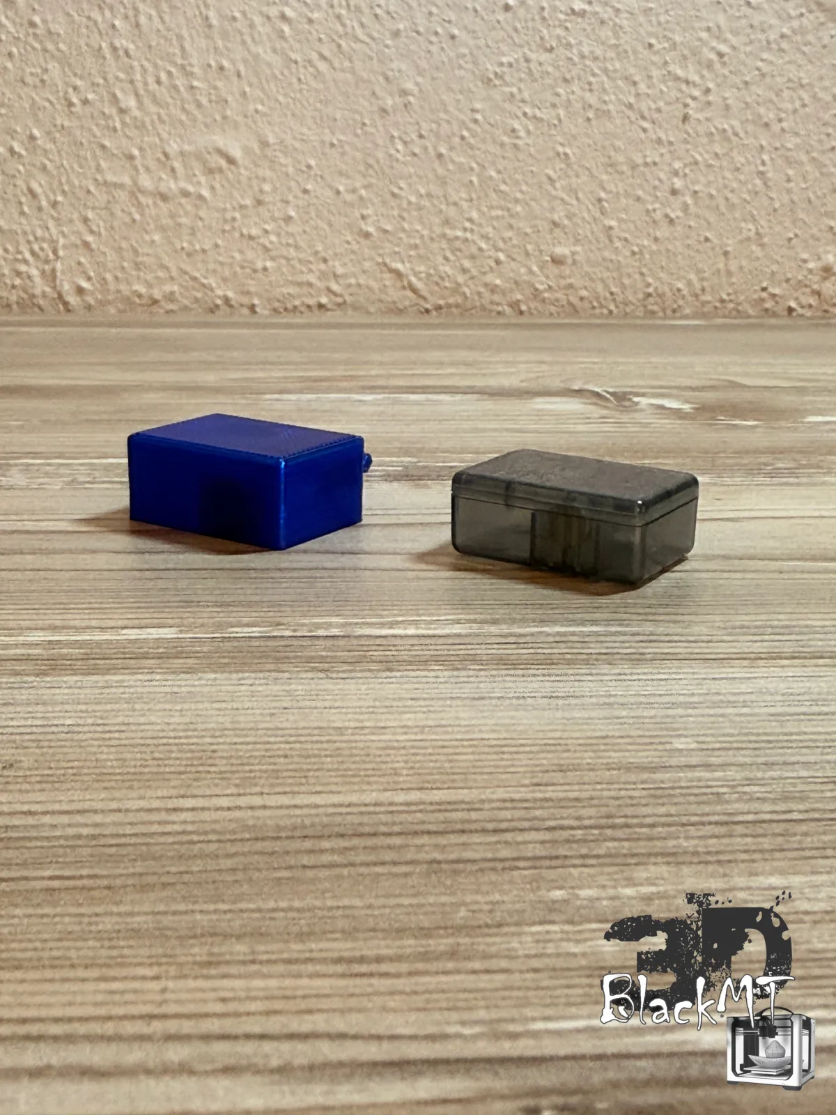 Blue replica and grey original part side by side in a side view